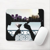 Silhouette eines Paares, das Martini-Gläser röstet Mousepad (Mit Mouse)