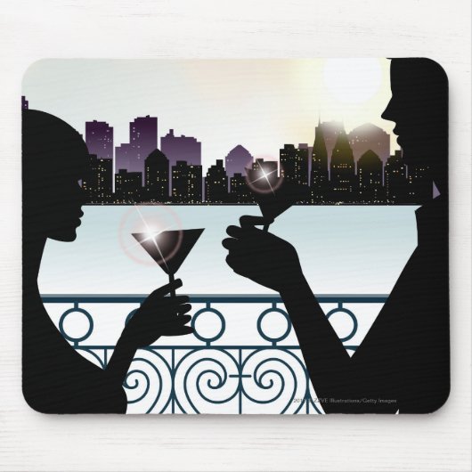Silhouette eines Paares, das Martini-Gläser röstet Mousepad (Vorne)