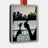 Silhouette eines Paares, das Martini-Gläser röstet Ornament Aus Metall (Rechts)