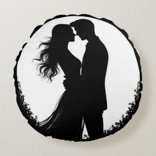 Silhouette eines Paares, das von Angesicht zu Ange Rundes Kissen