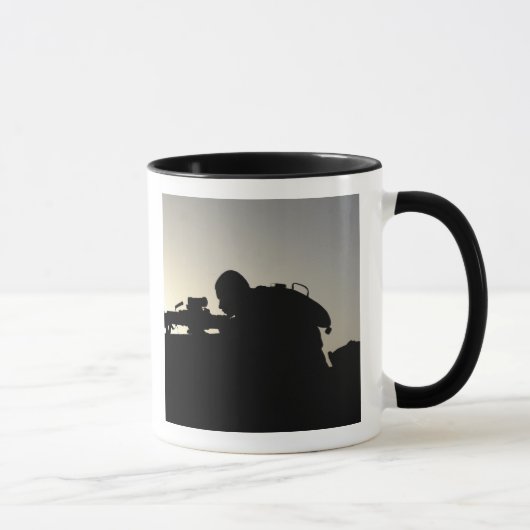 Silhouette eines Squad-Schusswaffenspielers Tasse (Rechts)