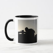 Silhouette eines Squad-Schusswaffenspielers Tasse (Links)