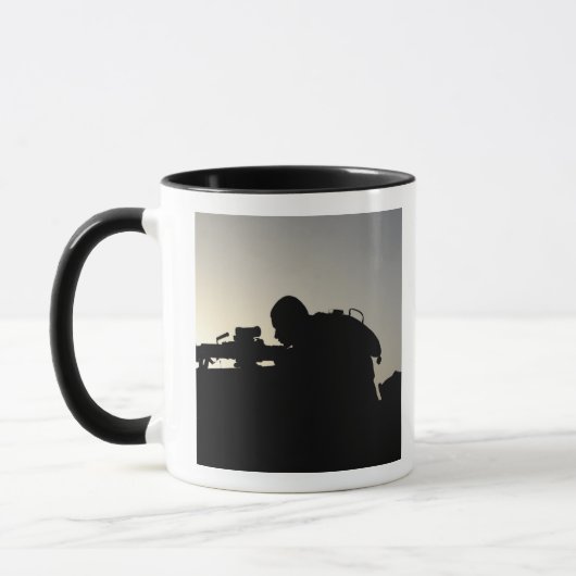 Silhouette eines Squad-Schusswaffenspielers Tasse (Links)