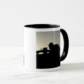 Silhouette eines Squad-Schusswaffenspielers Tasse (VorderseiteRechts)