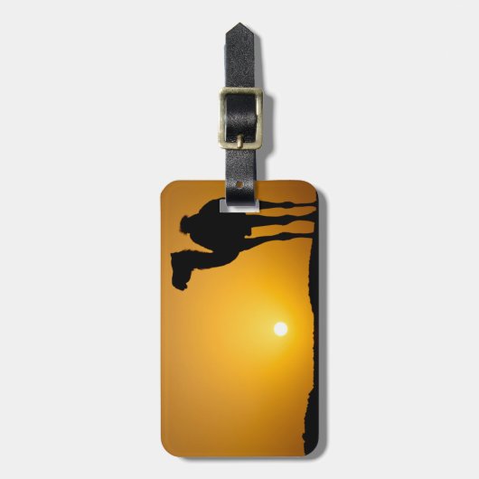 Silhouette eines wilden Kamels am Sonnenuntergang Gepäckanhänger (Vorderseite vertikal)