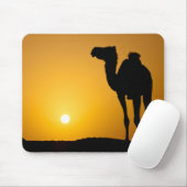 Silhouette eines wilden Kamels am Sonnenuntergang Mousepad (Mit Mouse)