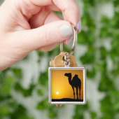 Silhouette eines wilden Kamels am Sonnenuntergang Schlüsselanhänger (Hand)