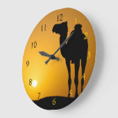 Silhouette eines wilden Kamels bei Sonnenuntergang Große Wanduhr (Winkel)