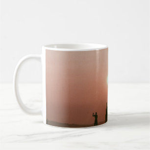 Silhouette FOTO DER PERSON, DIE EINEN PADDLE SUR F Kaffeetasse