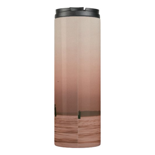 SILHOUETTE FOTO DER PERSON, DIE EINEN PADDLE SUR F THERMOSBECHER (Rückseite)