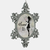 Silhouette Girl and Hearts Sweet 16 Schneeflocken Zinn-Ornament (Links)