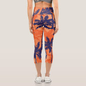 Silhouette mit blauer Palme, orangefarbener Hinter Capri Leggings (Rückseite)