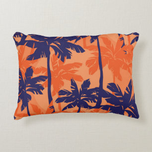Silhouette mit blauer Palme, orangefarbener Hinter Dekokissen