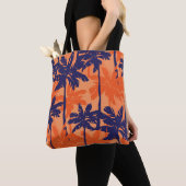 Silhouette mit blauer Palme, orangefarbener Hinter Tasche (Von Nahem)