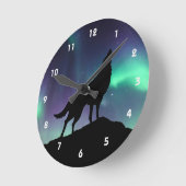 Silhouette mit Nordlicht Runde Wanduhr (Winkel)