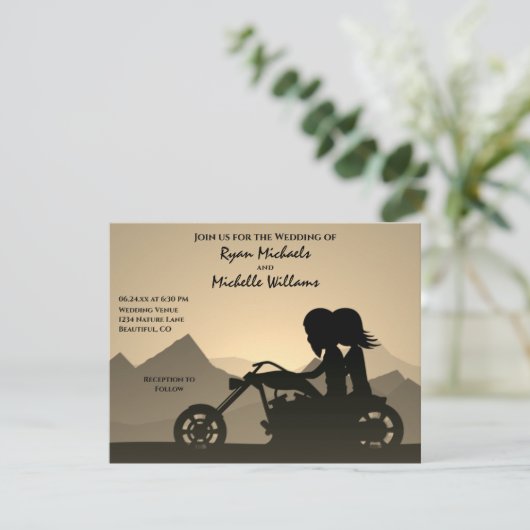 Silhouette Motorrad Couple Mountain Wedding Einladung (Stehend Vorderseite)