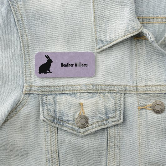Silhouette Schwarzes Sitzen Kaninchen auf Lila Lic Namensschild (Beispiel)