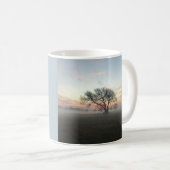 Silhouette Tree in Misty Field Kaffeetasse (VorderseiteRechts)