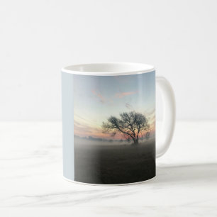 Silhouette Tree in Misty Field Kaffeetasse