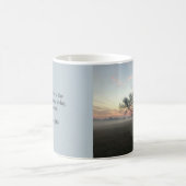 Silhouette Tree in Misty Field Kaffeetasse (Mittel)