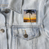 Silhouette von einer Palme durch einen roten Button (Beispiel)