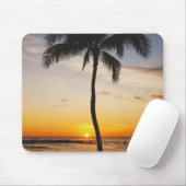 Silhouette von einer Palme durch einen roten Mousepad (Mit Mouse)