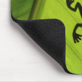Silhouette von Frosch durch Bananenblatt Mousepad (Ecke)