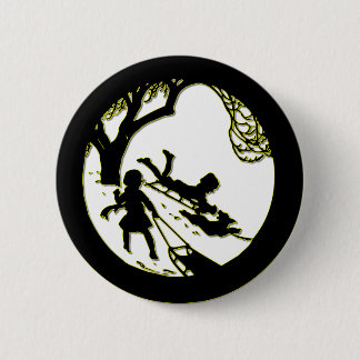 Silhouette von Kindern, die mit ihrem Hund Schlitt Button