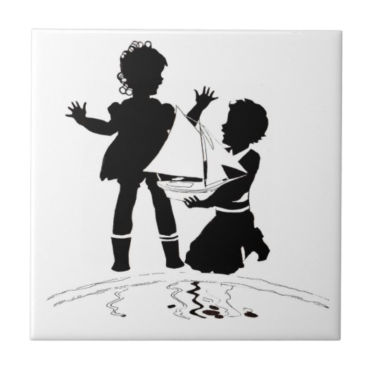 Silhouette von Mädchen und Jungen und Modellschiff Fliese (Vorderseite)