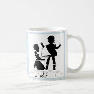 Silhouette von Mädchen und Jungen und Modellschiff Kaffeetasse
