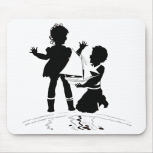 Silhouette von Mädchen und Jungen und Modellschiff Mousepad