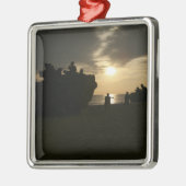 Silhouette von Marinen Ornament Aus Metall (Links)