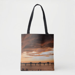 Silhouette von Menschen am Strand während des Sonn Tasche
