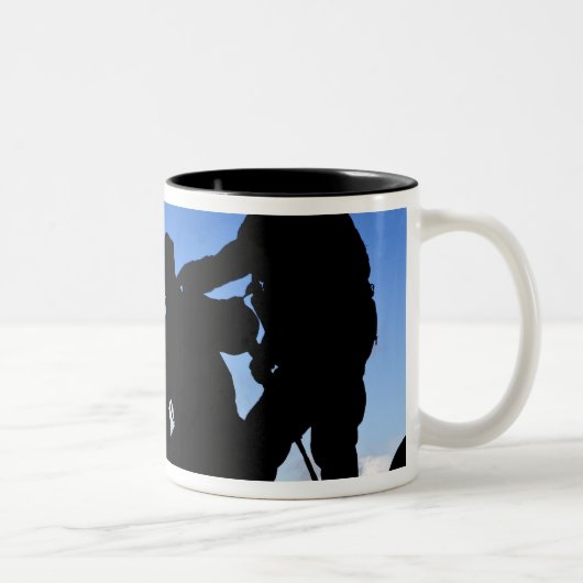 Silhouette von Soldaten Zweifarbige Tasse (Rechts)