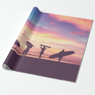 Silhouette von Surfern, die ihre Surfboards tragen Geschenkpapier