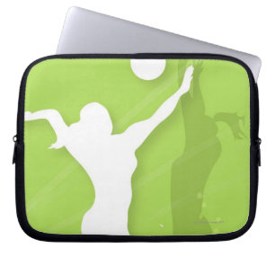 Silhouette von zwei Frauen, die Volleyball spielen Laptopschutzhülle