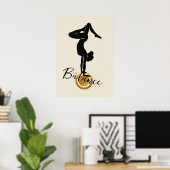 Silhouette-Yoga auf der Standwaage Poster (Heimbüro)