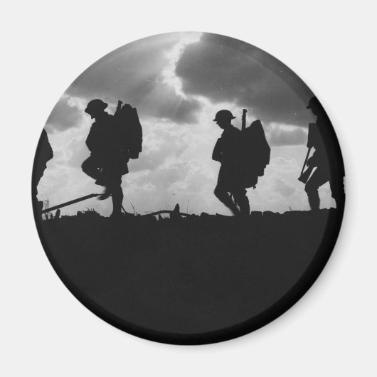 Silhouetted Marching World War I Soldiers (1917) Magnet (Vorne)