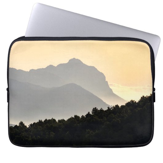 Silhouetten der Berge Laptopschutzhülle (Vorderseite)