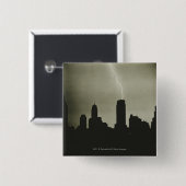 Silhouetten der Wolkenkratzer und des Blitzes im Button (Vorne & Hinten)