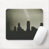 Silhouetten der Wolkenkratzer und des Blitzes im Mousepad (Mit Mouse)