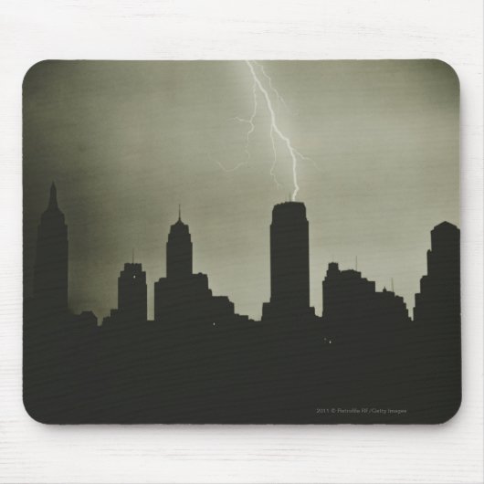 Silhouetten der Wolkenkratzer und des Blitzes im Mousepad (Vorne)