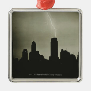 Silhouetten der Wolkenkratzer und des Blitzes im Ornament Aus Metall