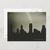 Silhouetten der Wolkenkratzer und des Blitzes im Postkarte (Vorne/Hinten)