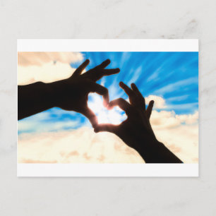 Silhouetten in Herzform und blauem Himmel Postkarte