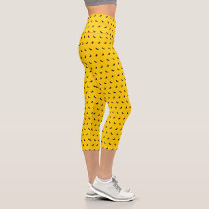Silhouetten kleiner schwarzer Bananen auf Gelb Capri Leggings
