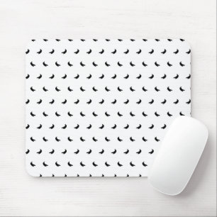 Silhouetten von kleinen schwarzen Bananen auf Weiß Mousepad