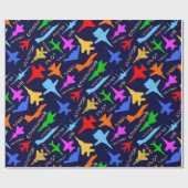 Silhouetten von Militärflugzeugen auf dunklem Must Geschenkpapier (Flach)