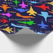 Silhouetten von Militärflugzeugen auf dunklem Must Geschenkpapier (Ecke)