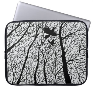 Silhouetten von Raben in den Winterbäumen Laptopschutzhülle